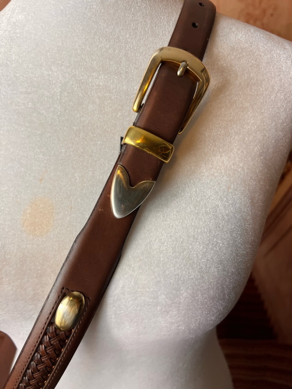 Izod Unique vintage genuine leather belt features a classic brown leather strap